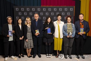 '영국 최고 권위' 부커상은…작가·번역가 노고 동등하게 인정