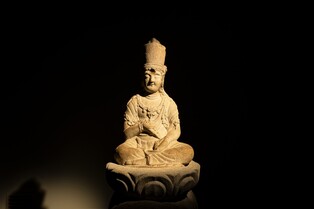 달빛 머금은 인자한 미소…'한송사 터 석조보살' 전시 새 단장