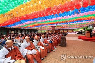 '부처님 뜻 따라'…전국 사찰 신도 '발길', 관광지도 '북적'