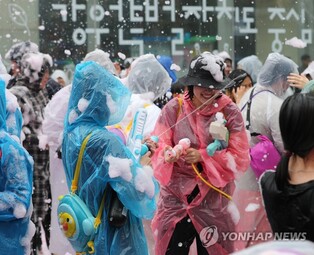 궂은 날씨 '오히려 좋아'…하늘·땅 '물의 난장' 마임축제 개막