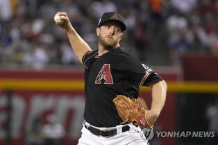 한국 야구 출신 켈리, NL 다승 공동 1위…"매덕스처럼 던진다"