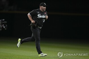 혈액암 이겨낸 헨드릭스 감동의 MLB 복귀전…1이닝 2실점