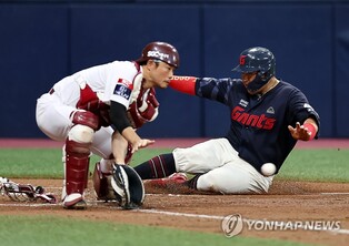 Veteran catcher experiences 'weird feelings' before 1st meeting vs. ex-team