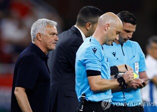 UEFA, 유로파 결승서 주심 모욕한 모리뉴 감독에 '중징계 임박'