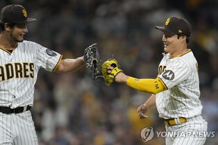 김하성, 공·수·주 맹활약…멀티 히트에 도루·호수비