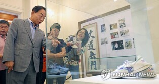 김영삼·노태우 아들, 청와대 대통령 전시장 찾아…깜짝 해설도