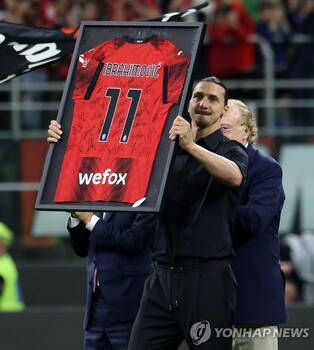 AC밀란 이브라히모비치, 은퇴 선언…"굿바이, 풋볼"