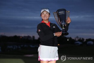 '슈퍼루키' 장, 72년 만에 LPGA 투어 프로 데뷔전서 우승(종합)