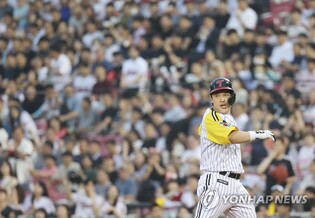 Slugging catcher voted KBO's top player for May