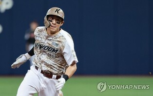 (LEAD) Heroes rout Twins in rare offensive outburst