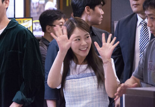Photos of Han Seung-yeon and Lee Ji-hoon during book signing event