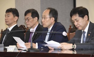 (LEAD) S. Korea to closely monitor financial market over U.S. rate freeze: Choo