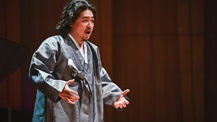 두루마기 입은 테너 김성호, 'BBC 카디프' 가곡 부문 1위