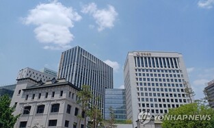 한은 "물가, 올해 중반까지 2%대로↓…연말 3% 내외"