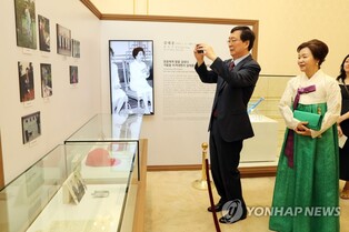 김대중 아들 김홍업씨, 청와대 대통령 전시 찾아…10만명 관람