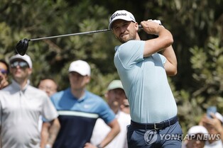 클라크, 매킬로이 한 타 차로 꺾고 US오픈 우승…첫 메이저 제패