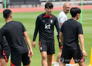 호날두·벤제마 이어 손흥민까지?…"사우디, 연봉 421억원 제안"