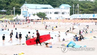 제주 해수욕장 5곳 조기 개장…피서객 맞아