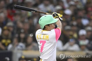 김하성, 아쉬운 '파울 홈런'…5경기 연속 안타 행진 중단(종합)