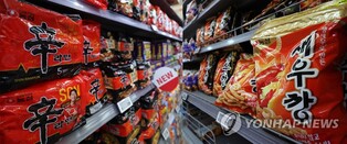 농심 출고가 인하에 롯데마트도 내달부터 신라면 가격 내린다