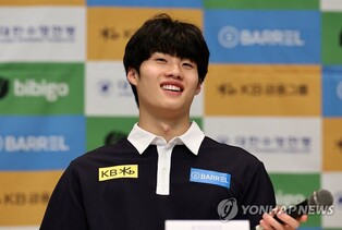 Freestyle swimmer Hwang Sun-woo not letting guard down ahead of world championships