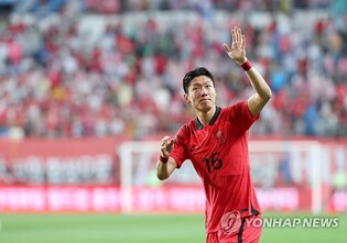 Football player Hwang Ui-jo denies illegal acts, vows to fight rumor spreaders