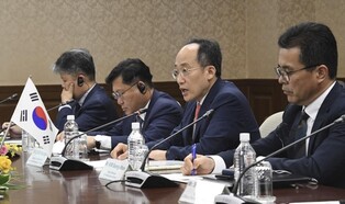 (3rd LD) S. Korea, Japan agree to resume US$10 bln currency swap deal