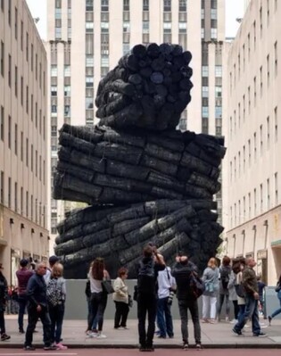 뉴욕 록펠러센터에 경북 청도서 공수된 거대한 숯더미가