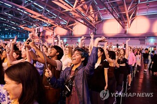 [르포] 유럽서 10년만의 한류박람회…K팝팬들 2천500명 '떼창'