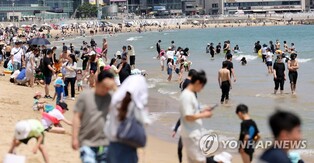 '올해 첫 폭염경보'…해수욕장·실내시설·물놀이장에 피서 인파