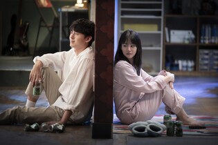 '벽간 소음'이 선물해준 로맨스…영화 '빈틈없는 사이'