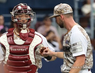 KBO club manager gives teen catcher mental breather
