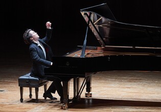 시대 넘나든 건반의 질주…폭우에도 2천500석 꽉 채운 조성진