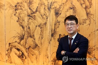 [인터뷰] 문화재청장 "'검정 바탕-금색 글자' 새 광화문 현판 10월 완성"