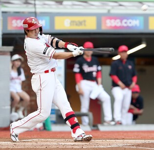 Veteran slugger Choi Jeong voted KBO's top player for June