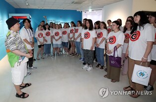 '전쟁·화마' 아픔 서로 위로한 우크라이나 공연단과 자폐 화가