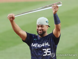 올스타전 데뷔 타석 역전포…디아스, MLB 올스타전 MVP