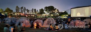 "한여름 밤 시골 초등학교 운동장이 시네마 천국으로"