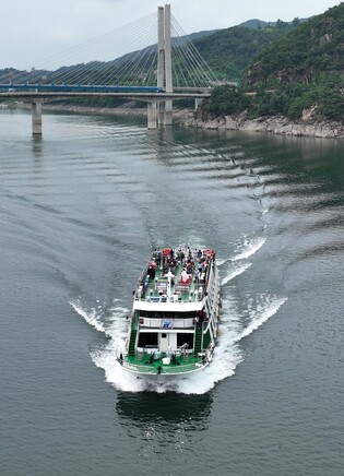 '새 출발' 충주크루즈호, 청풍호에 대형 유람선 투입