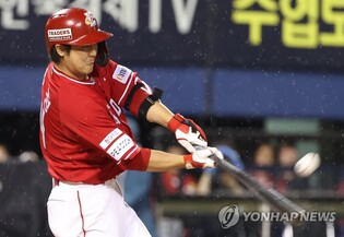 Sluggers old and young battle for home run crown; American starter leads ERA race in KBO