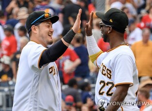 결승타에 칼 힘차게 뽑은 최지만 "팀에 꼭 필요한 승리"