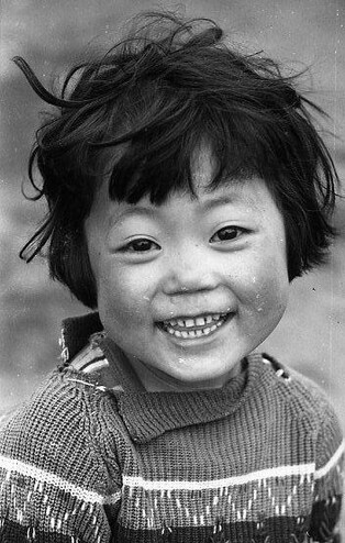 1세대 다큐 사진작가 최민식이 담은 '어린아이' 모습은?