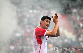 4만5천 관중 박수 받으며…김민재, 알리안츠 아레나서 첫선