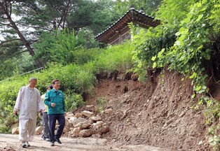 [동정] 문체부 장관, 집중호우 피해 공주 마곡사 방문