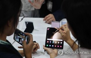 (LEAD) Samsung Electronics Q2 profit drops 95 pct amid chip oversupply, weaker demand
