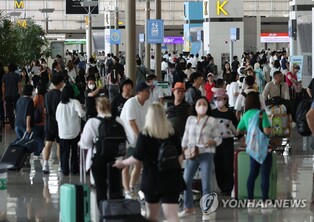 Int'l flight passengers recover to 64.8 pct of pre-pandemic level in H1: data