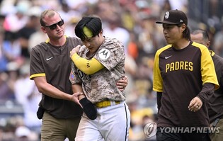 (2nd LD) Padres' Kim Ha-seong leaves game with shoulder injury, listed as day to day