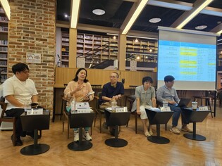 "읽는 만화에서 소장하는 만화로…만화책도 굿즈처럼 팔려"