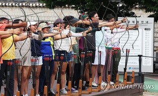 [현장] "한국활 재밌네요" 수원화성서 활쏘기 나선 잼버리 대원들
