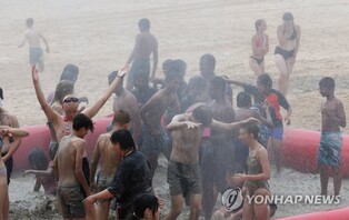 [현장] 'K팝 들으며 머드체험까지'…보령 찾은 잼버리 대원들